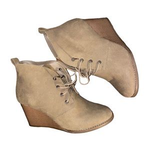 NAUTICA SUEDE-LIKE MATERIAL LACE UP ANKLE WEDGE BOOTIE 9.5